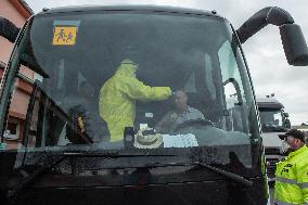 medical checks at the Dolni Dvoriste-Wullowitz, border crossing, bus