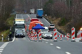 medical checks at the Pomezi nad Ohri-Schirnding, border crossing