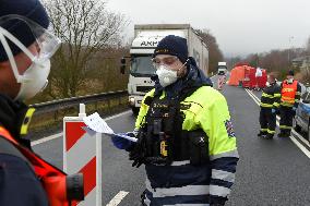 medical checks at the Pomezi nad Ohri-Schirnding, border crossing