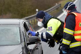 medical checks at the Pomezi nad Ohri-Schirnding, border crossing