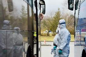 medical checks at the Rozvadov-Waidhaus border crossing, bus