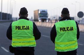 medical checks at the Gorzyczki border crossing