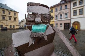 statue of architect Alexander Pur with a protective medical mask