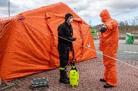 medical checks at the Nachod-Kudowa Zdroj border crossing, disinfection