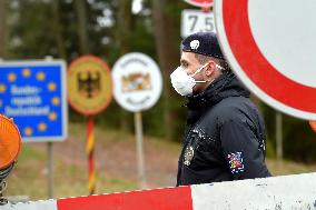 border crossing Pomezi nad Ohri-Schirnding, Czech police officer, respirator