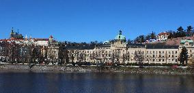 official residence of the Czech prime minister, the Kramar Villa, a big banner with Czech flags and the slogan We can make it!
