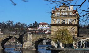 official residence of the Czech prime minister, the Kramar Villa, a big banner with Czech flags and the slogan We can make it!