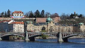 official residence of the Czech prime minister, the Kramar Villa, a big banner with Czech flags and the slogan We can make it!