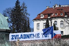 official residence of the Czech prime minister, the Kramar Villa, a big banner with Czech flags and the slogan We can make it!