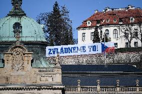 official residence of the Czech prime minister, the Kramar Villa, a big banner with Czech flags and the slogan We can make it!