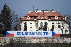 official residence of the Czech prime minister, the Kramar Villa, a big banner with Czech flags and the slogan We can make it!