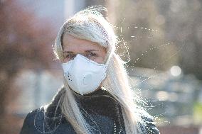 blonde woman with FFP3 respirator