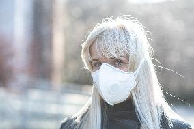 blonde woman with FFP3 respirator