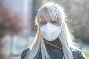 blonde woman with FFP3 respirator