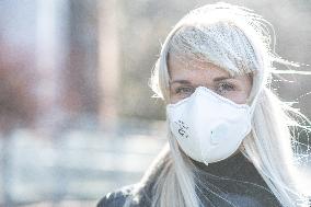 blonde woman with FFP3 respirator