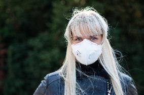 blonde woman with FFP3 respirator