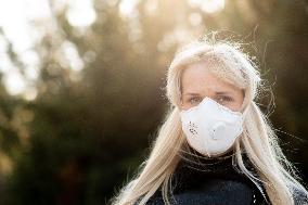 blonde woman with FFP3 respirator