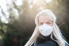 blonde woman with FFP3 respirator