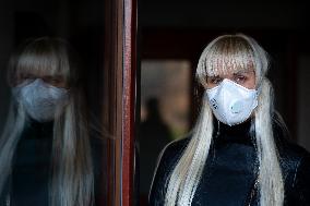 blonde woman with FFP3 respirator