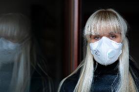 blonde woman with FFP3 respirator