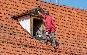 worker, roof, repairing of house