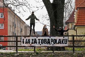 Dominik Folwarczny, Lucie Lendlova, Jakub Kaleta, writing I miss you Pole