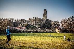 people, face mask, leisure, recreation, sunny day, castle, ruin, epidemic, coronavirus