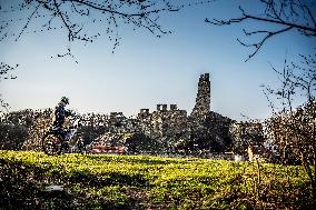 people, face mask, leisure, recreation, sunny day, castle, ruin, epidemic, coronavirus