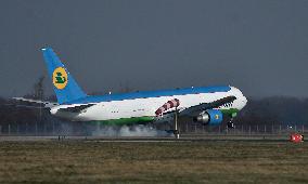 Aircraft, Mosnov airport, Boeing 767-300, medical exuipment from China