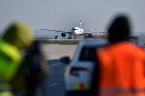Aircraft, Mosnov airport, Boeing 767-300, medical exuipment from China