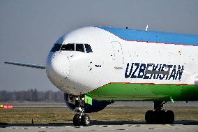 Aircraft, Mosnov airport, Boeing 767-300, medical equipment from China