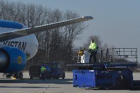 Aircraft, Mosnov airport, Boeing 767-300, medical equipment from China