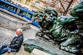 man, face mask, beer, drinking, street, Prague, epidemic, coronavirus