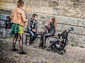 people, face mask, leisure, recreation, sunny day, riverbank, Prague, epidemic, coronavirus