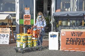 Hobby market Hornbach, customer, mask, shop,