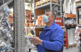 Hobby market Hornbach, customer, mask, shop,