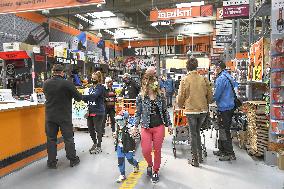 Hobby market Hornbach, customer, mask, shop,