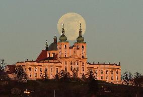 Super Pink Moon, pilgrimage Church of the Virgin Mary Visitation, The Holy Hill