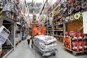 Hobby market Hornbach, customer, mask, shop, queue, infection, transmission