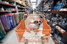 Hobby market Hornbach, customer, mask, shop, queue, infection, transmission, dog