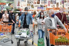 Hobby market Hornbach, customer, mask, shop, queue, infection, transmission