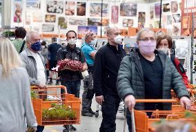 Hobby market Hornbach, customer, mask, shop, queue, infection, transmission