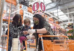 Hobby market Hornbach, customer, mask, shop, queue, infection, transmission