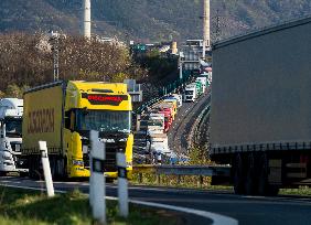 highway D8, trucks, long queue