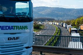 highway D8, trucks, long queue