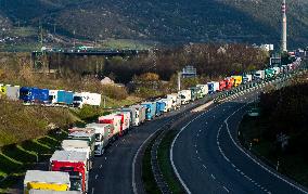 highway D8, trucks, long queue