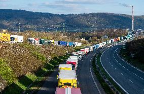 highway D8, trucks, long queue