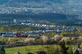 highway D8, trucks, long queue