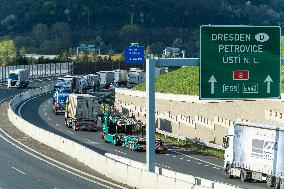 highway D8, trucks, long queue