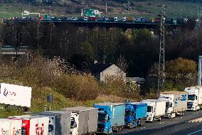 highway D8, trucks, long queue